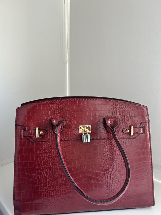 Красная сумка от бренда Respect.