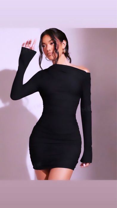 Rochie neagră, scurtă, elegantă.