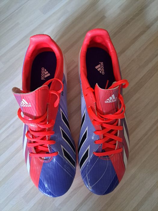 Нови футболни обувки Adidas .