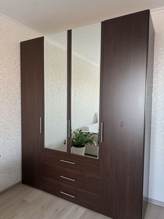 Продам плательный добротный шкаф
