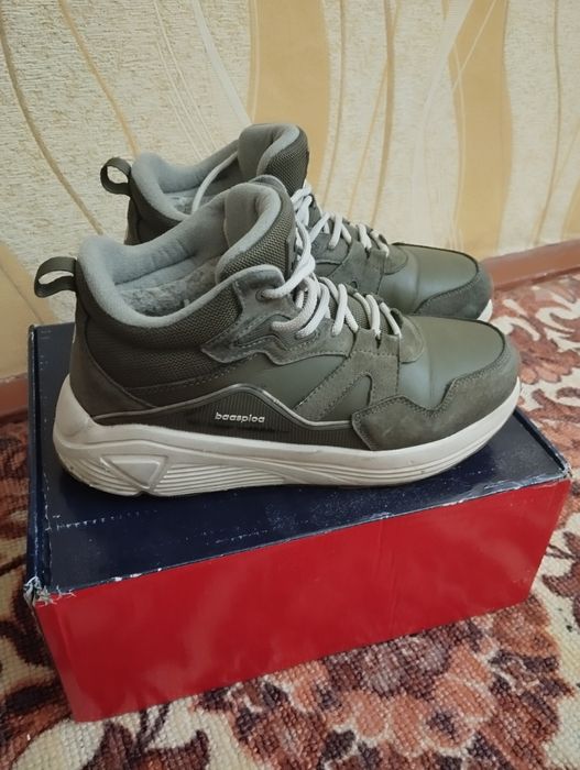 Продам кроссовки baasploa