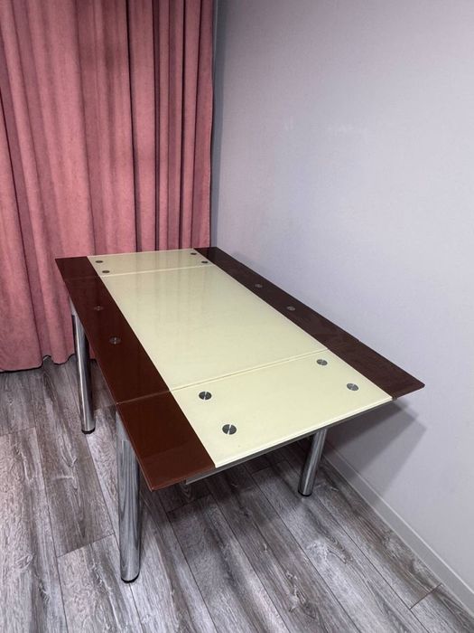 Продам раздвижной стеклянный стол