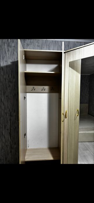 Продам шкаф в хорошем состоянии в прихожую/спальню
