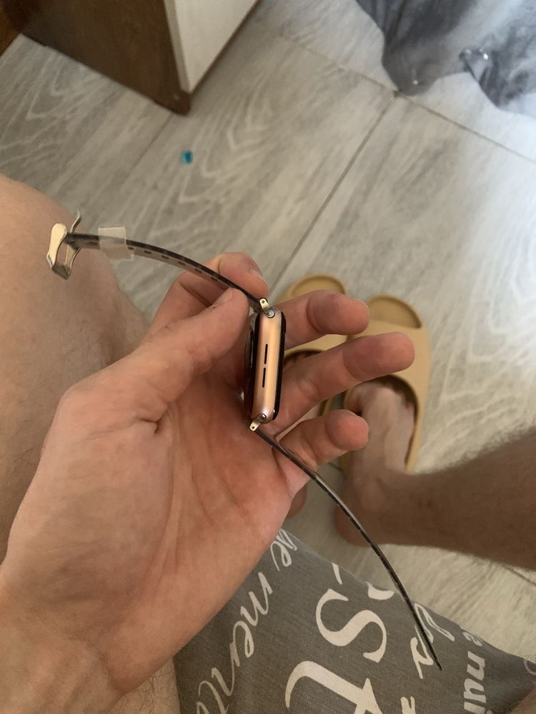 Продается apple watch 4