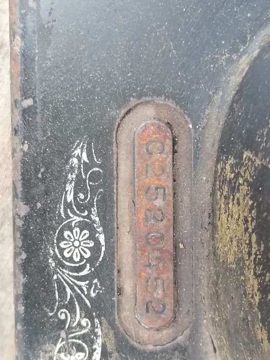 Mașina de cusut singer, nefuncțională, decor sau recuzită