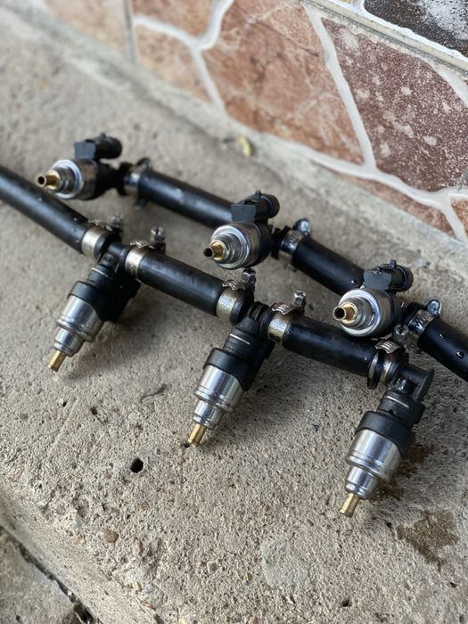 Части от газова уредба, дюзи, компютър и бутилка.