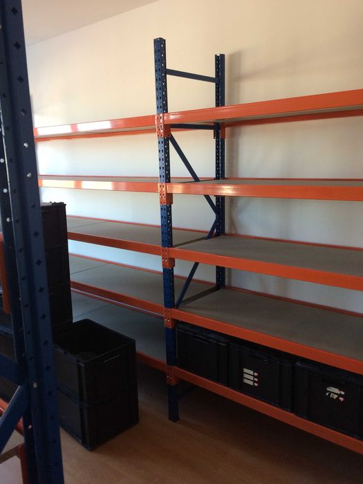 Стелажи - средно тежки стелажи за склад и магазин