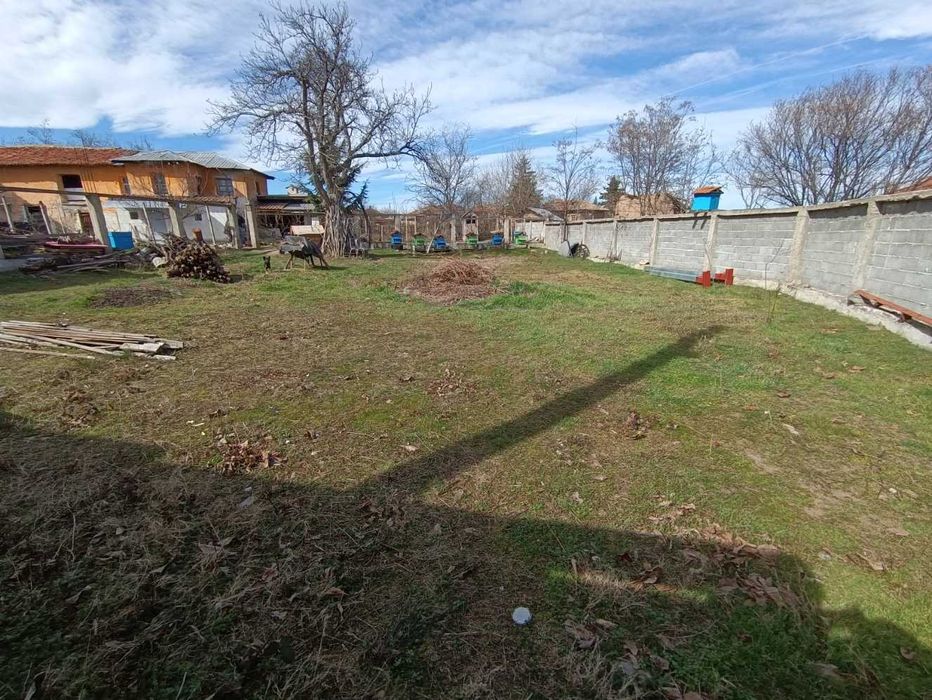 Двор 460кв.м. с масивна ограда в центъра на с.Памидово,обл.Пазарджик