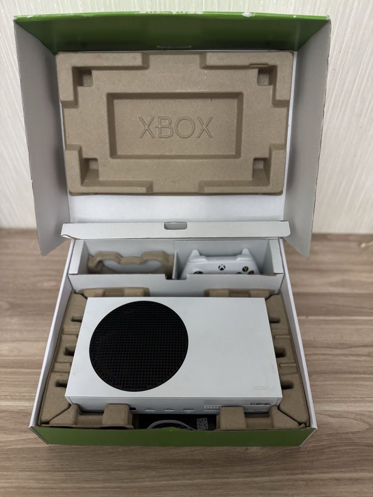 Продаю приставку Xbox Series S