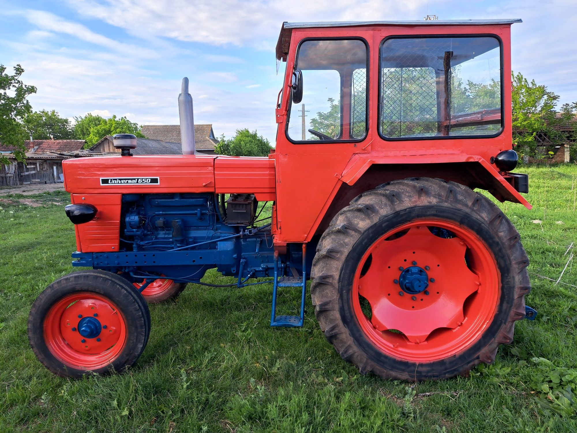 Vând tractor U650 impecabil