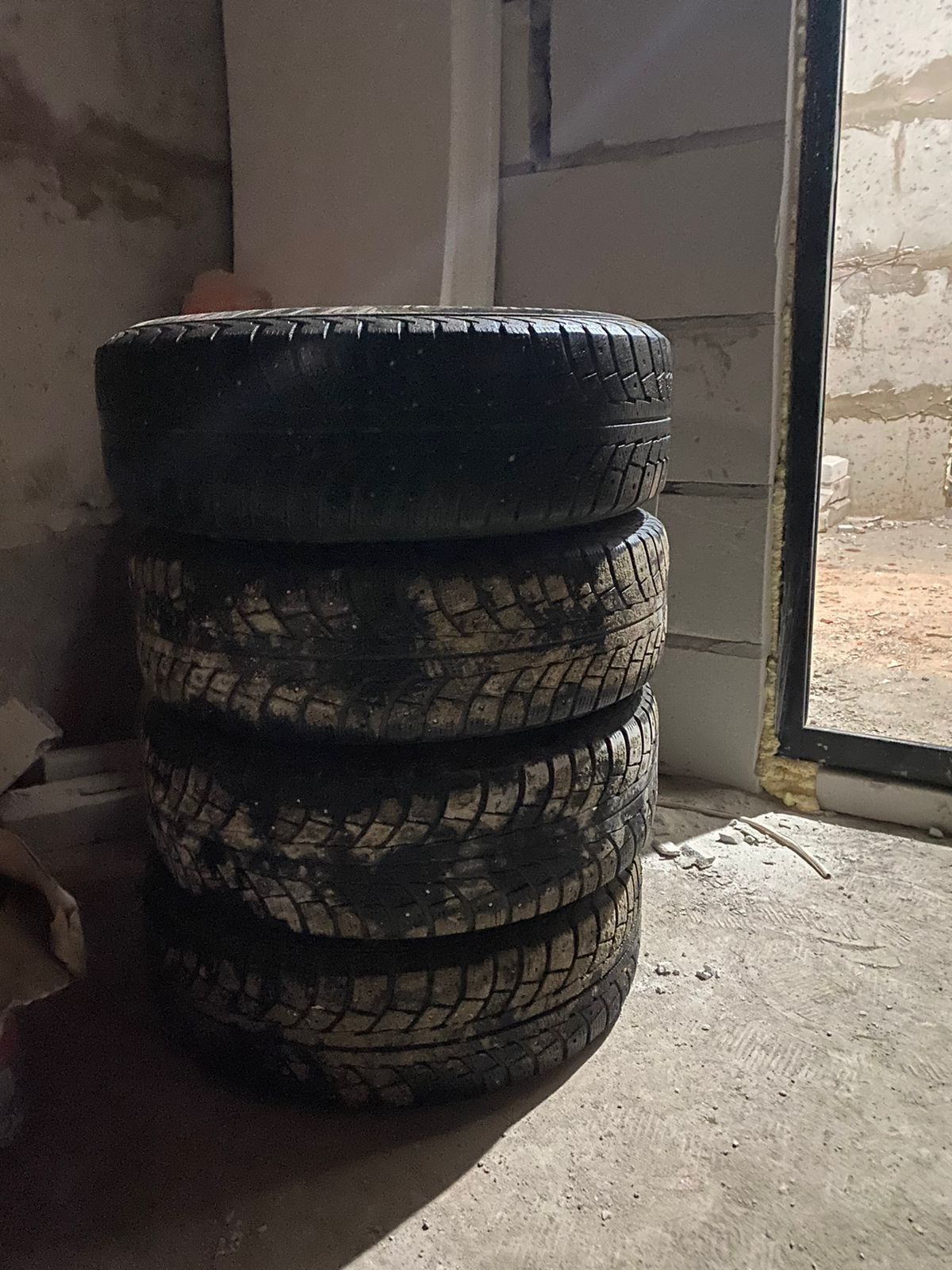 Продам комплект дисков с зимними шинами