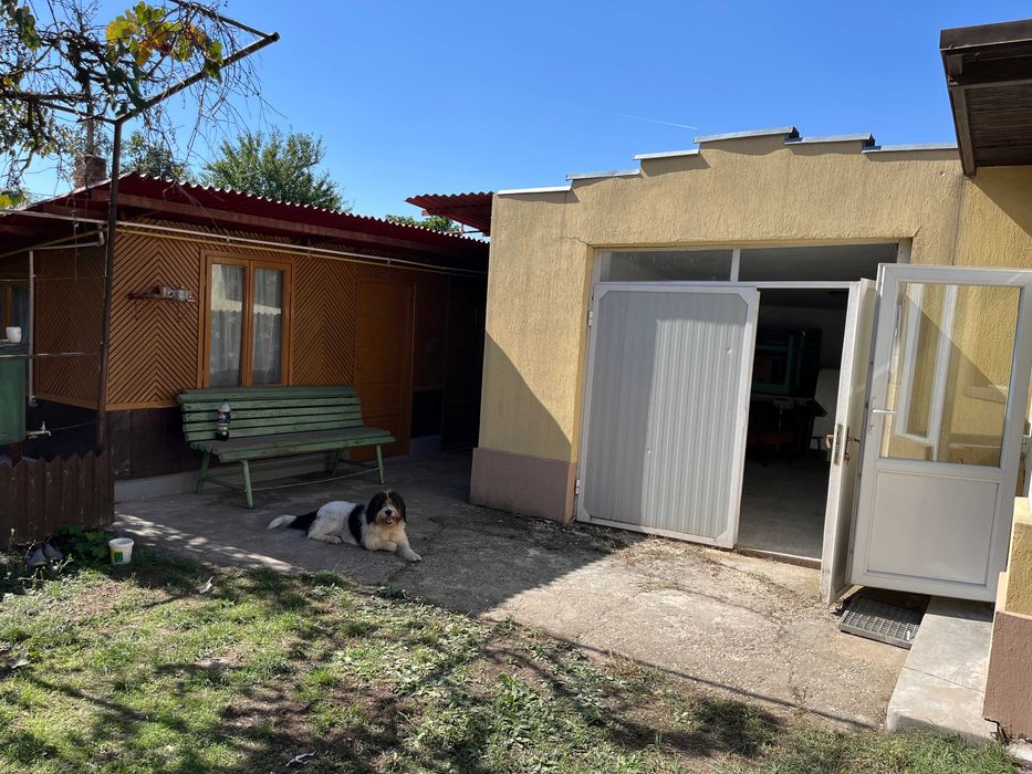 RACARI - Ghergani - casa + teren arabil de vanzare