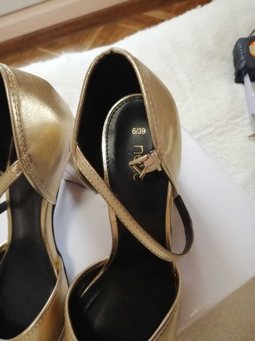 Продавам елегантни обувки и чехли