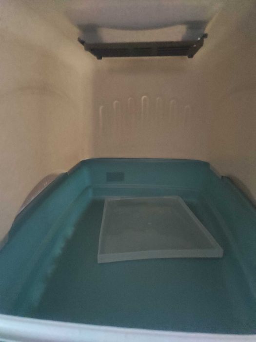 Litieră mare,boluri și un pătuț de pisici