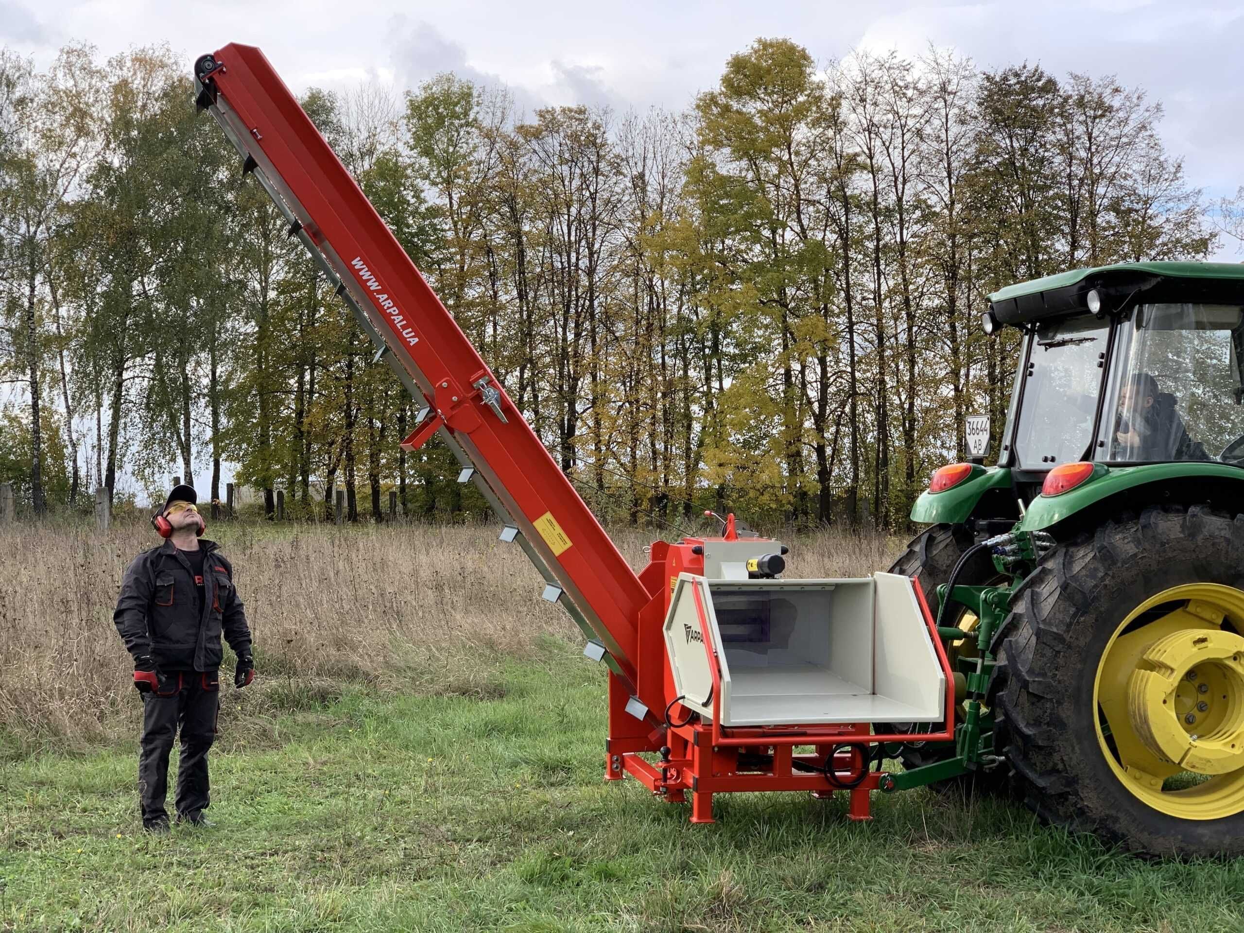 Tocator de crengi AM-200 PTO-K PRO (la tractor),cu banda transportoare