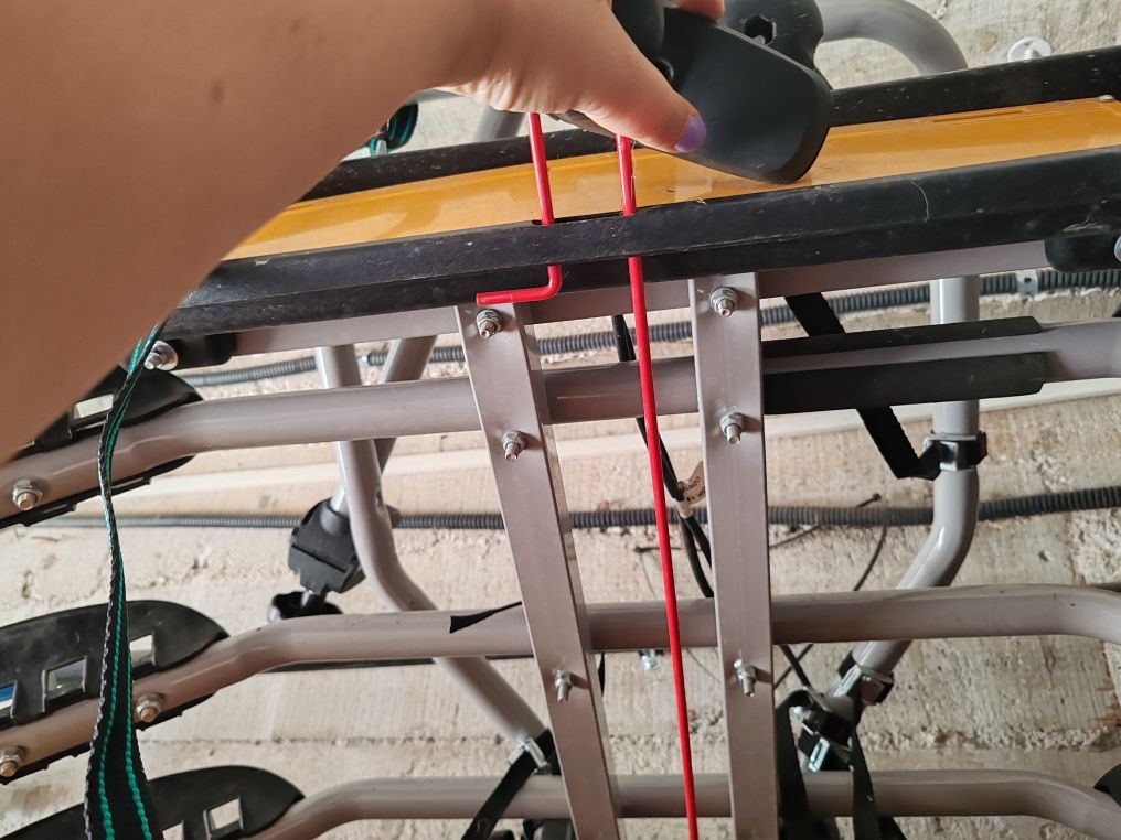 Suport pentru 3 biciclete cu prindere pe carligul de remorcare,