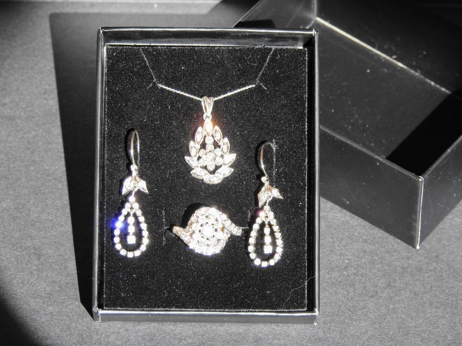 Комплект златен пръстен ,обеци и колие с диаманти