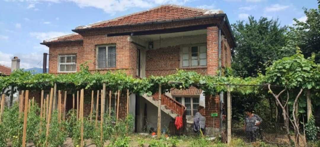 Двуетажна къща в село Бяла