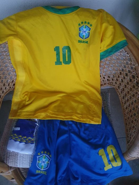 Vând compleu fotbal Neymar