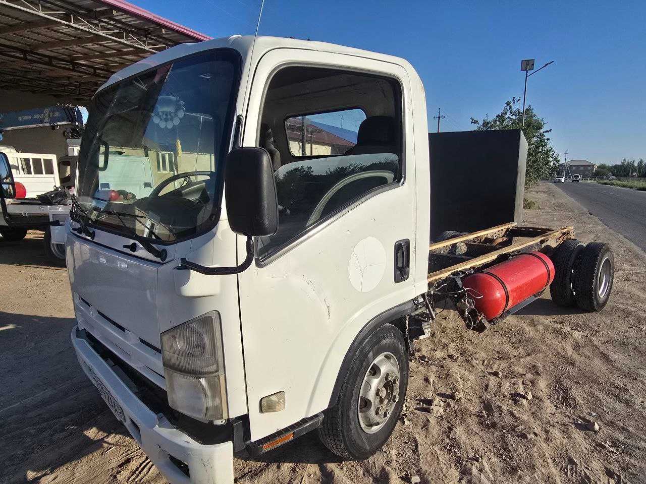 Isuzu gruzovoy avto