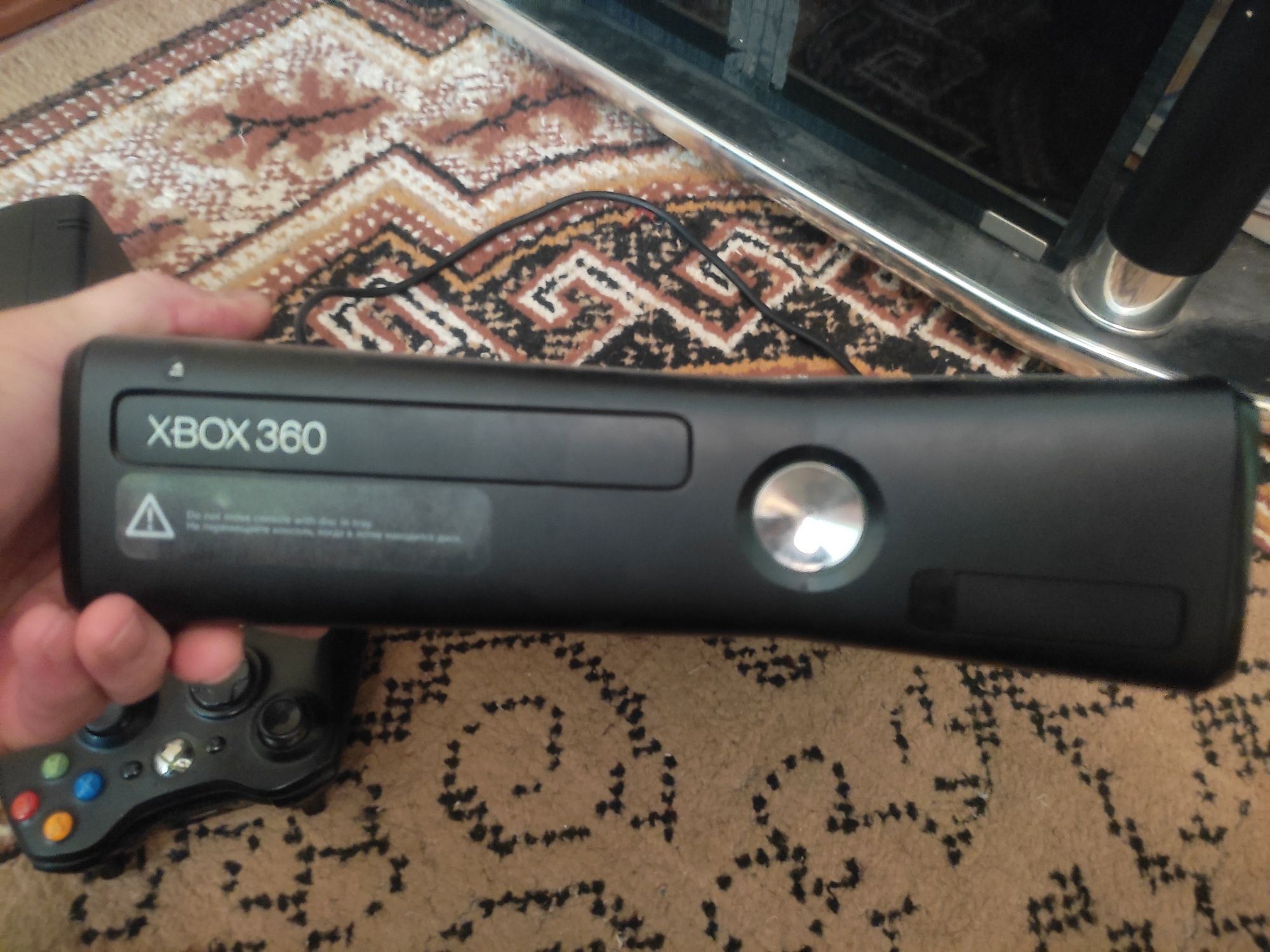 Продаетса XBOX360  в отличном состояние  с одним  дистанционном жёстик