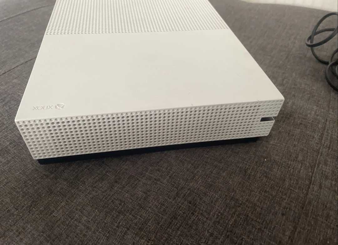 Xbox One S 1TB  Call of Duty Advanced Warfare