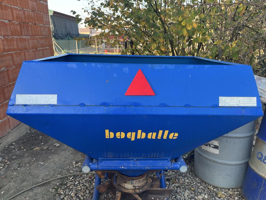 Vând mașina de împrăștiat