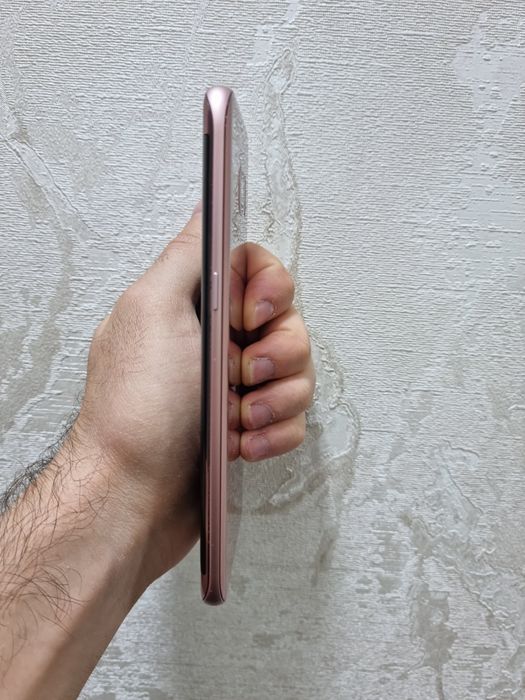 Продаю легендарный Samsung galaxy S 7 edge Gold память 4/32 Гб в идеал
