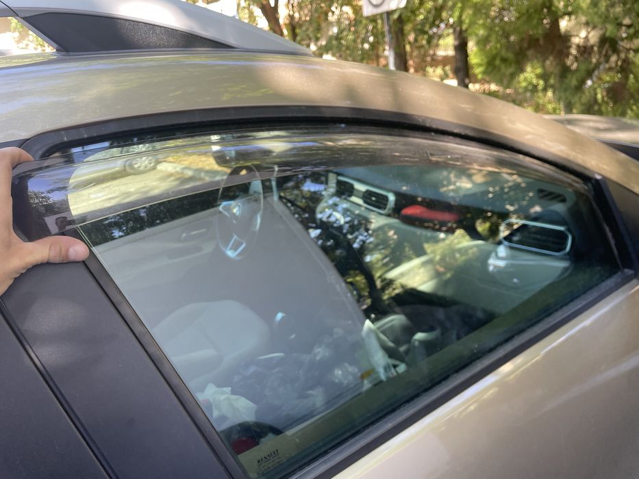 Duster 2 set: paravanturi originale, suport tel dedicat