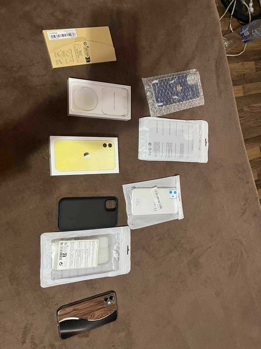 iPhone 11 в отлично състояние с нови калъфи и протектори