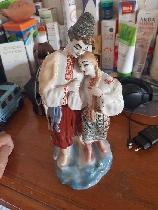 Фарфоровая статуэтка продам.