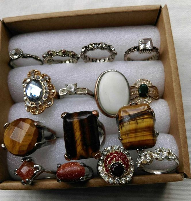 Бижута с камъни пръстени и обеци