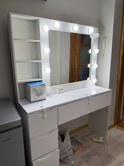 Продам туалетный столик с зеркалом ручной работы за пол цены