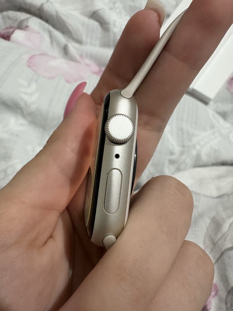 Продавам Apple Watch Se (GPS 2- поколения )