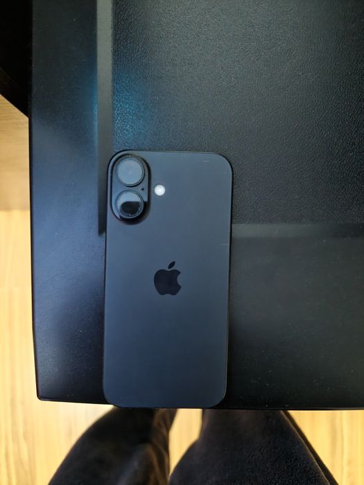 Vând iPhone 16 Black