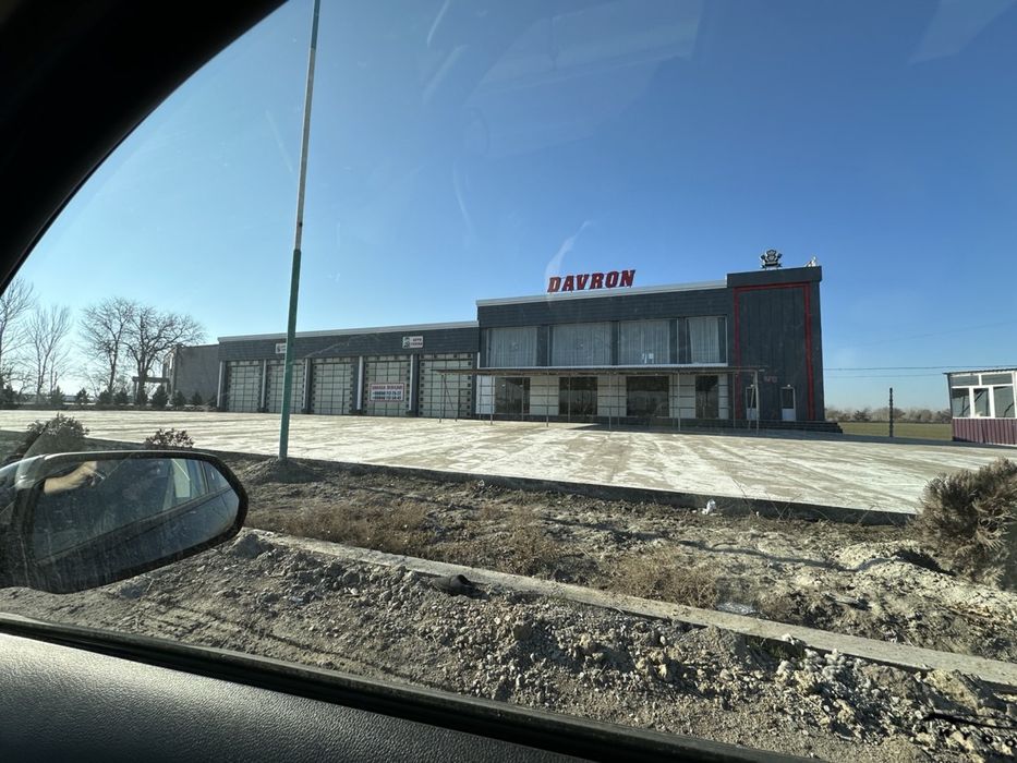 Бино сотилади Тошкент Бухоро катта трасса йул устида жойлашган