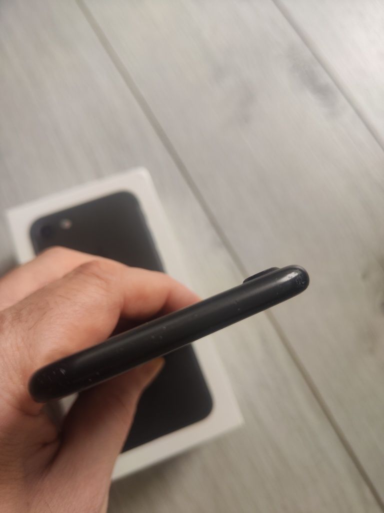 Телефон IPhone 7