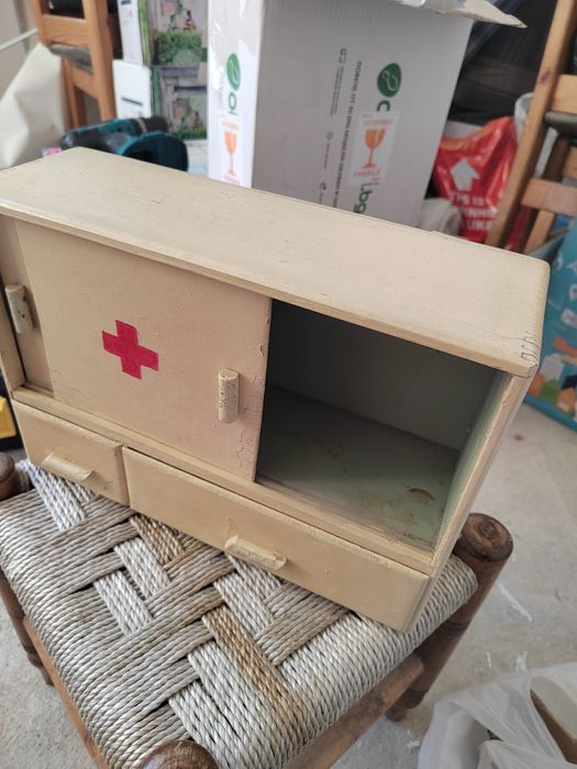 Ретро  шкафче аптечка