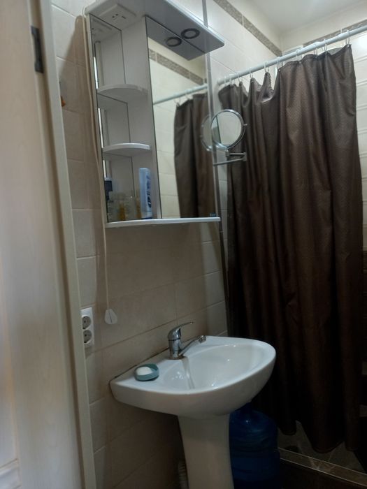 Пррдам раковину шкаф со смесителем.