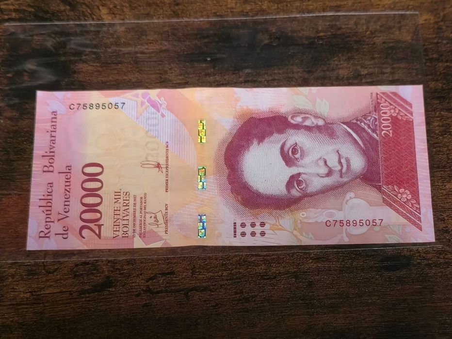 Венецуела – 20 000 боливара 2017 г. – almost “radar” series number UNC