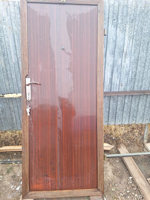 Продам входную железную дверь