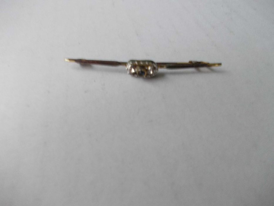 Brosa veche din argint cu 3 pietre