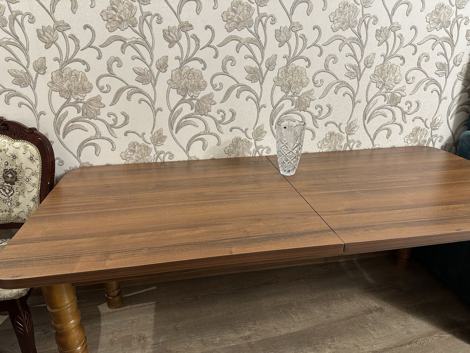 Мебель. Стол для гостей в отличном состояний