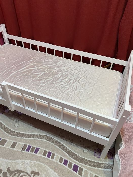 Продам детскую кроватку размер  матраца 8*160