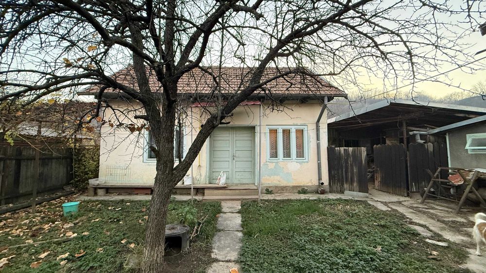 Casă bătrânească + teren de vânzare în Târgu Ocna, strada Tisești