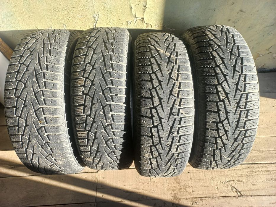 Продам комплект зимних шин  Cordiant 215/60/17