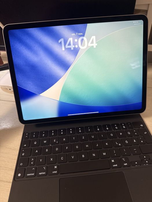 Ipad Pro 11 4th gen M2 128Gb wi-fi + husa cu tastatura cadou