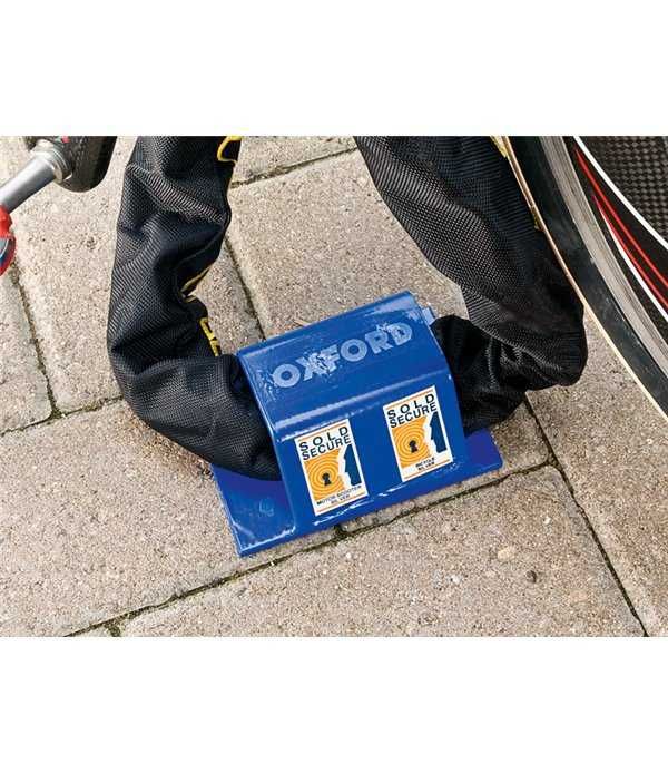 Планка за закрепване към земята за заключване на мотоциклет.