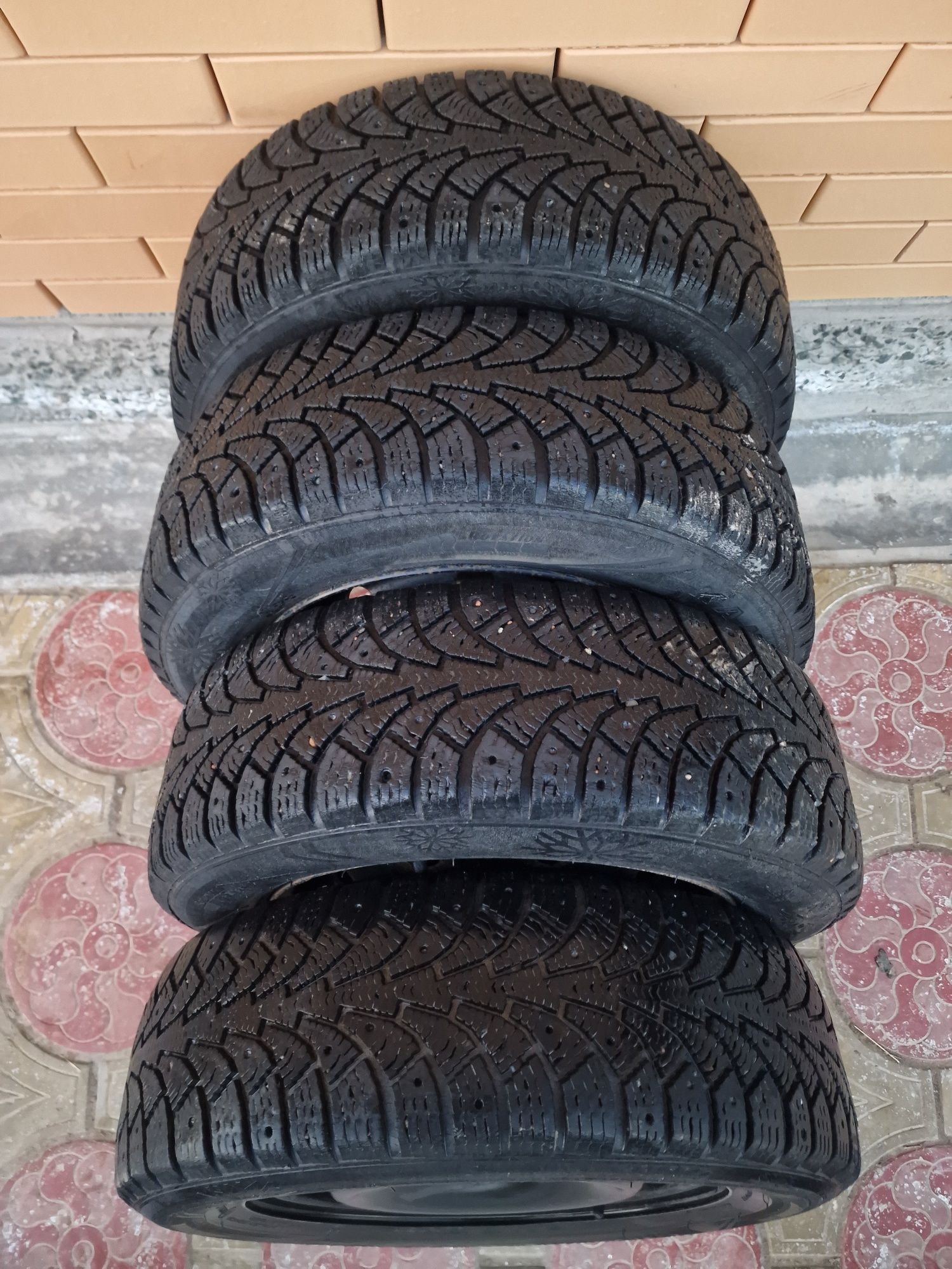 Комплект 185/65 R14. 4X100.
Цена 700