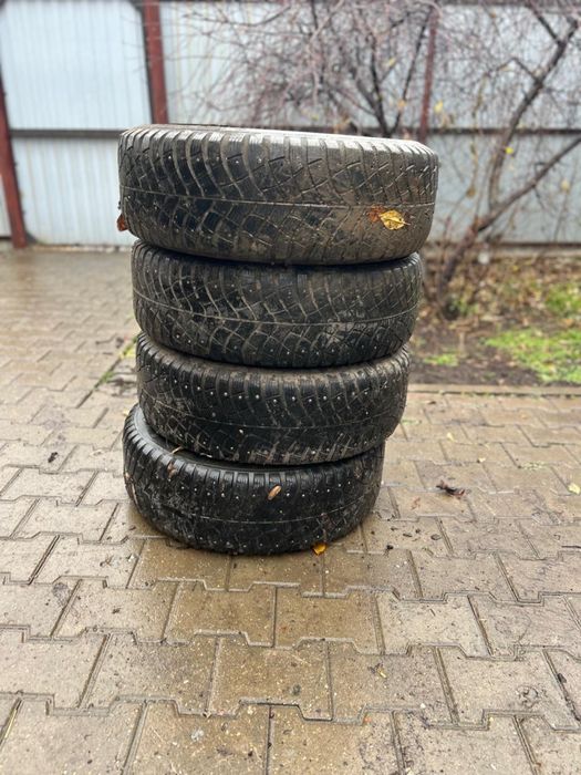 Зимние шины на Ниву продам комплект